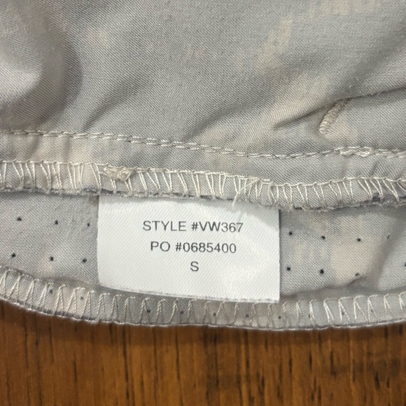 Vuori Dash Shorts in Opal Spots Gray White Women’s Small - Picture 10 of 13